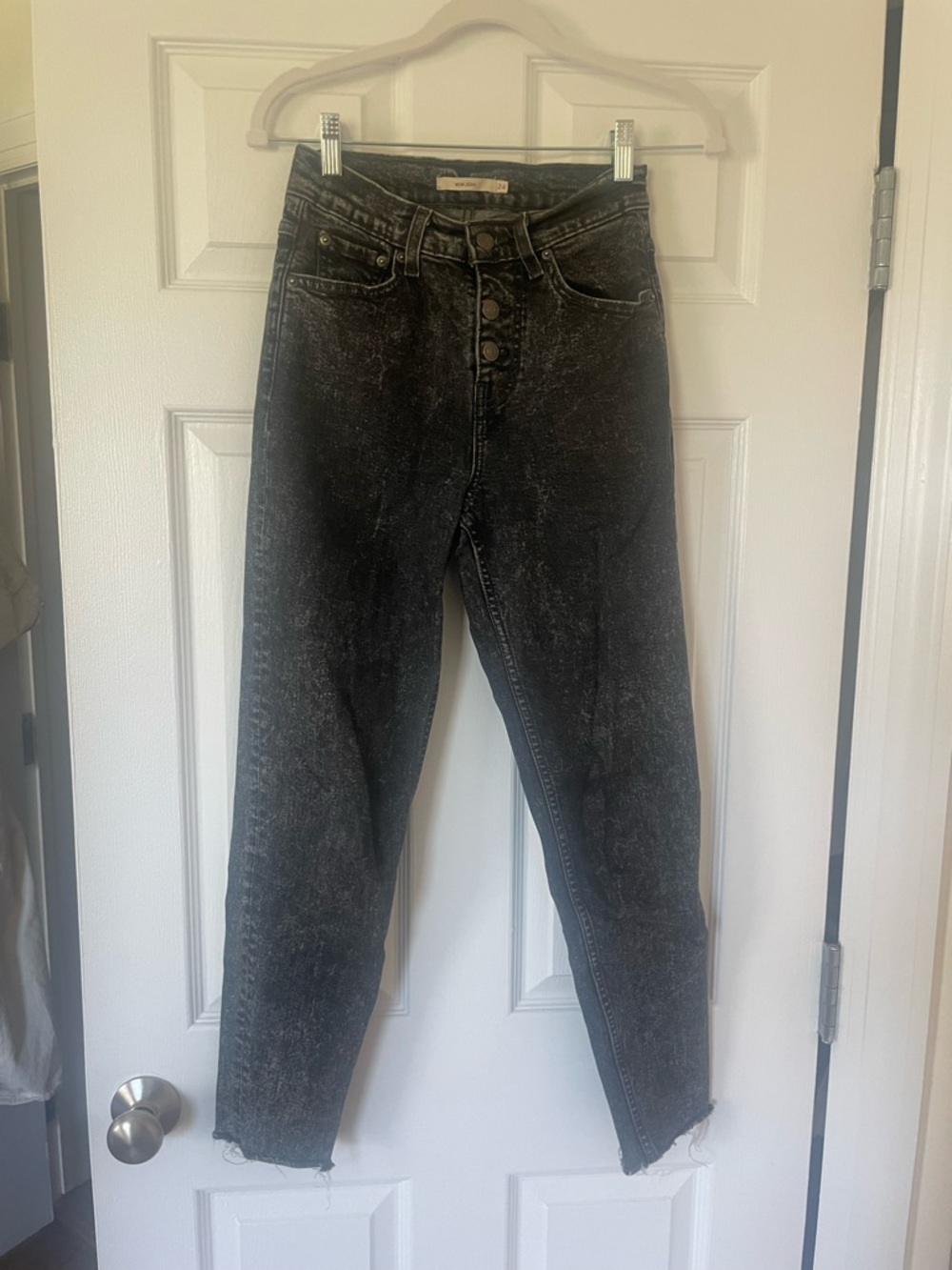 90s vintage-vibe Levi's High Rise Black Grey Mom Jeans - Picture 3 of 6
